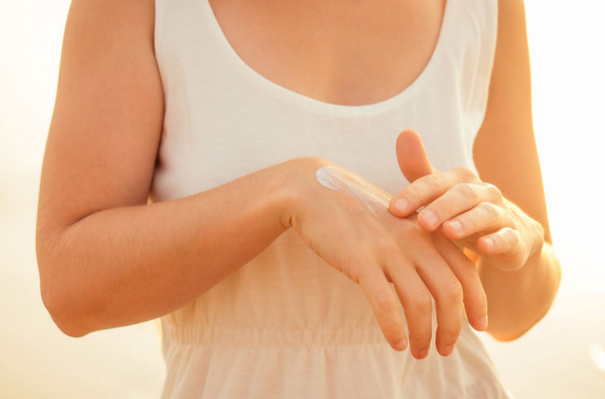 Seorang wanita menggunakan sunscreen 